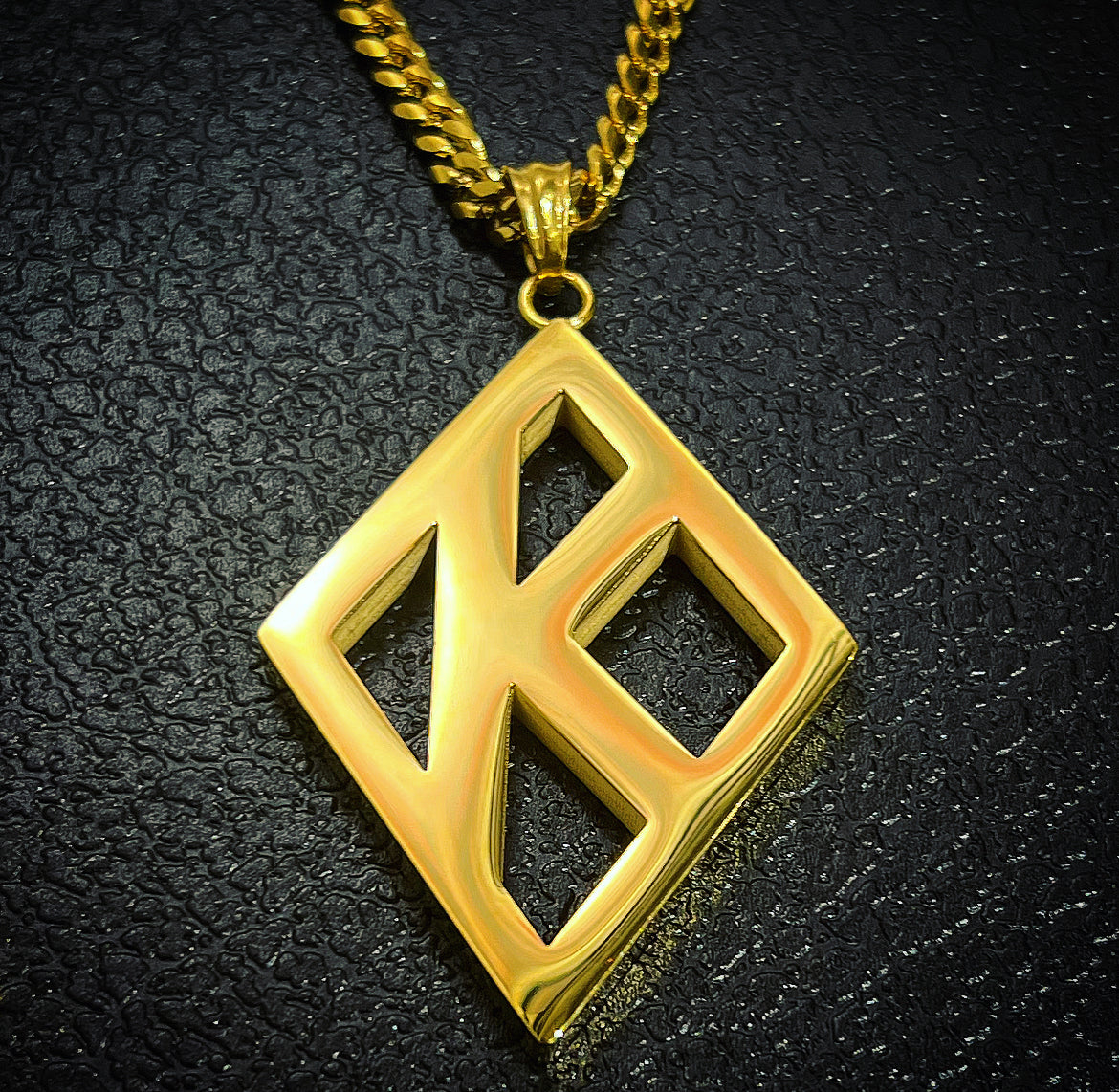 Crafted with precision and attention to detail, this necklace is a statement piece that will turn heads. Whether you're dressing up for a formal occasion or adding a touch of sophistication to your everyday look, this necklace is the ideal choice. Don't miss out on the opportunity to own this stunning piece of jewelry.