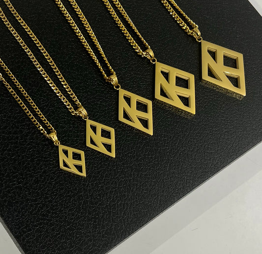 Crafted with precision and attention to detail, this necklace is a statement piece that will turn heads. Whether you're dressing up for a formal occasion or adding a touch of sophistication to your everyday look, this necklace is the ideal choice. Don't miss out on the opportunity to own this stunning piece of jewelry.